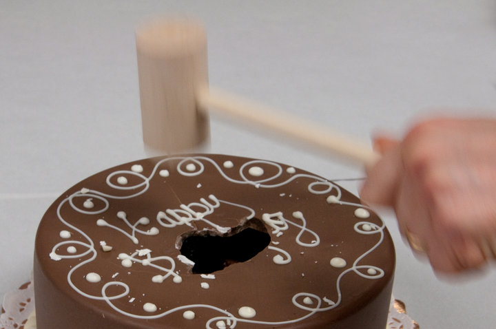 Smashing-pinata-cake